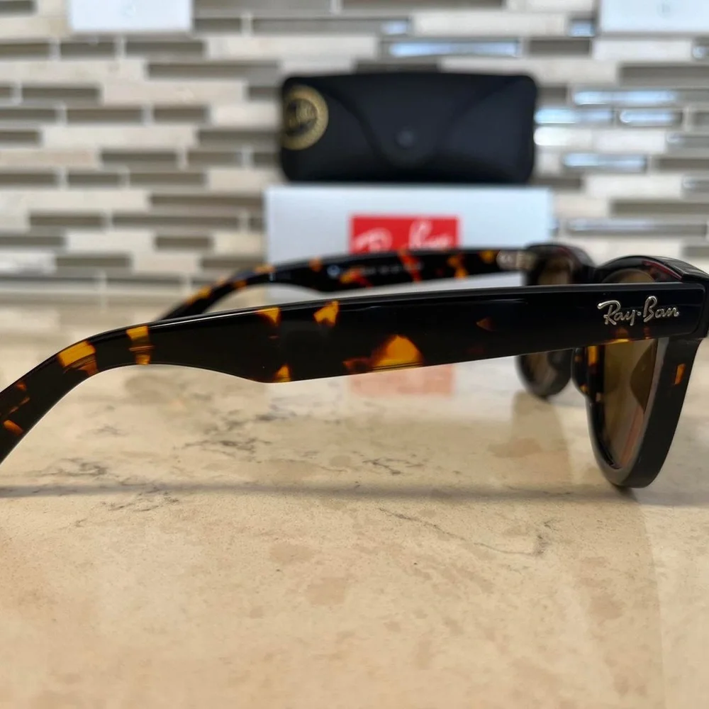 Ray-Ban Wayfarer Classic Black and Brown Polarized Sunglasses.